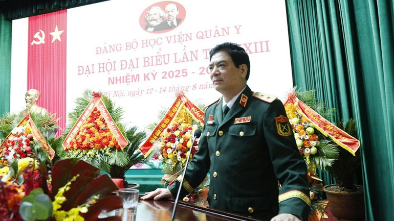 Trung tướng, Phó Giáo sư, Tiến sĩ Nghiêm Đức Thuận, Bí thư Đảng ủy, Chính ủy Học viện Quân y phát biểu tại Đại hội. dhqy1.jpg