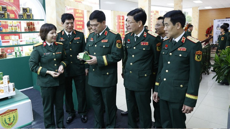 Lãnh đạo Bộ Quốc phòng và các đại biểu thăm khu vực trưng bày các sản phẩm Học viện Quân y nghiên cứu và sản xuất. dhqy2.jpg