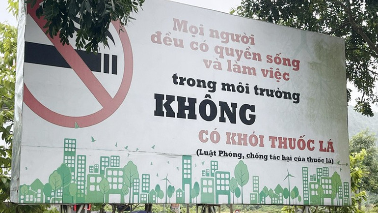 Pa-nô tuyên truyền phòng, chống tác hại của thuốc lá được treo trên các trục đường giao thông. mt222222222222222222222.jpg