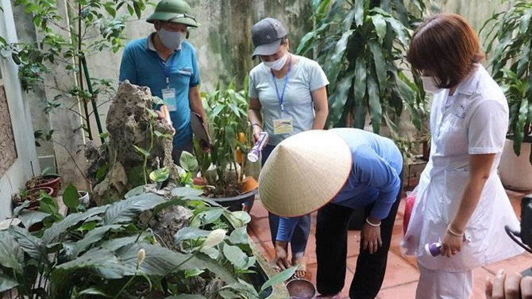 Cán bộ y tế hướng dẫn người dân trên địa bàn Hà Nội diệt bọ gậy để phòng, chống bệnh sốt xuất huyết. gen-n-yttd2.jpg