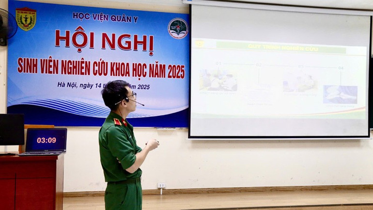 Các học viên trình bày các công trình nghiên cứu trước Hội đồng giám khảo. hvqy1.jpg