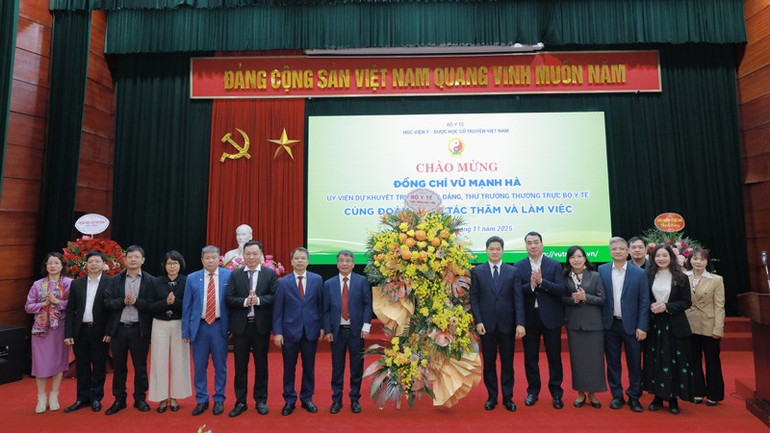 Sağlık Bakan Yardımcısı Vu Manh Ha, 20 Kasım Vietnam Öğretmenler Günü'nün 43. yıldönümü dolayısıyla Akademi yöneticilerine bir çiçek sepeti takdim etti. hvvvvvv.jpg