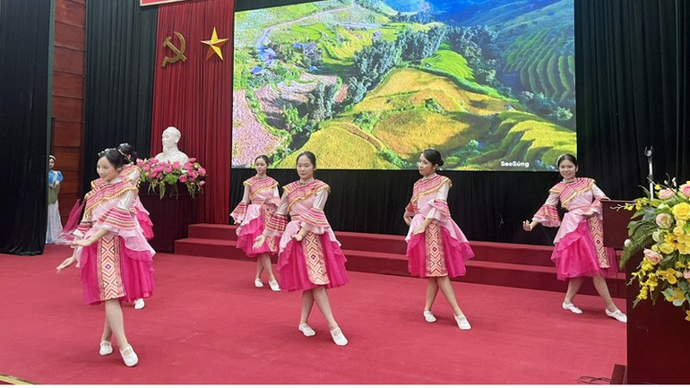 Kutlamada bir performans. hv.jpg