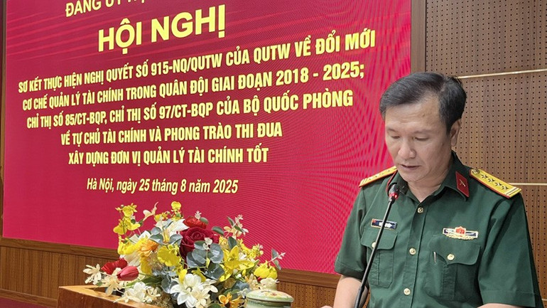 លោកវរសេនីយ៍ឯក Doan Van Mau ប្រធានផ្នែកនយោបាយនៃបណ្ឌិតសភាពេទ្យយោធាបានរាយការណ៍នៅក្នុងសន្និសីទ។ tcqy2.jpg