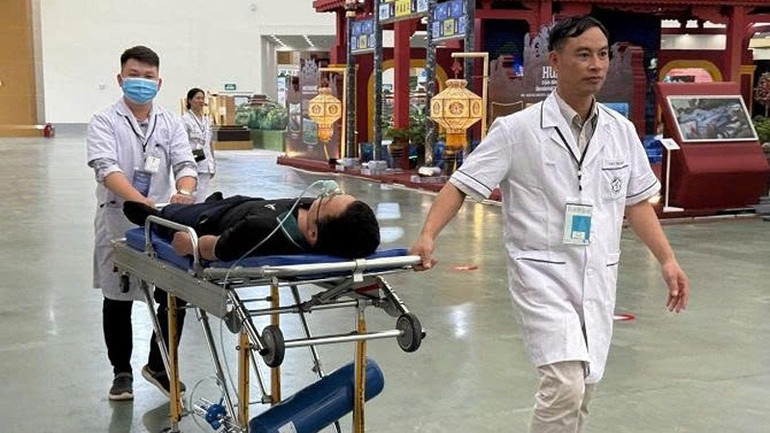 Lực lượng y tế cấp cứu kịp thời người bệnh khi tham quan Triển lãm thành tựu đất nước. qk-5.jpg
