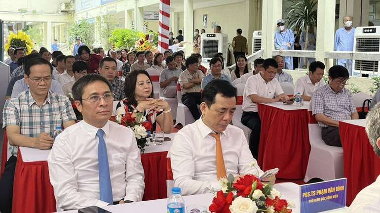 Các đại biểu dự lễ khai trương. bvk5.jpg