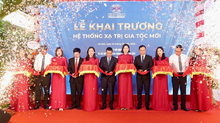 Lãnh đạo Cục Quản lý khám, chữa bệnh (Bộ Y tế), Bệnh viện K cắt băng khai trương Hệ thống xạ trị mới. bvk3.jpg