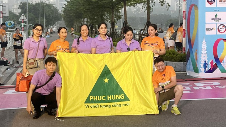 Các vận động viên chụp ảnh lưu niệm trước khi bước vào thi đấu. c3.jpg