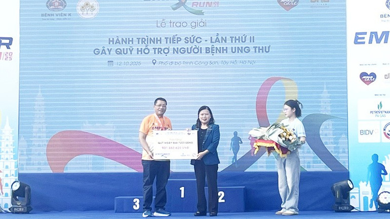 Giáo sư, Tiến sĩ Lê Văn Quảng trao tặng hơn 900 triệu đồng cho đại diện Quỹ Ngày mai tươi sáng tiếp nhận được từ Giải chạy "Hành trình tiếp sức" lần thứ II. c11.jpg