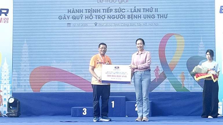 Lãnh đạo Bệnh viện K trao số tiền 300 triệu đồng đến đại diện Công đoàn Y tế Việt Nam ủng hộ đồng bào chịu ảnh hưởng cơn bão số 10, số 11 vừa qua. c12.jpg