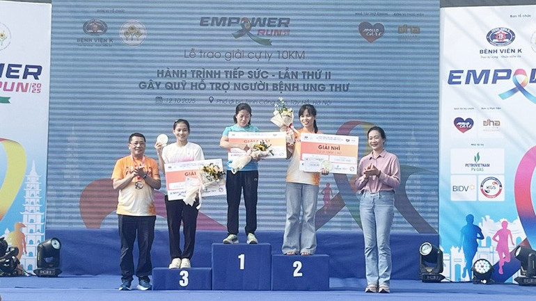 Ban tổ chức trao giải cho các vận động viên tại Giải chạy "Hành trình tiếp sức" lần thứ II. c13.jpg