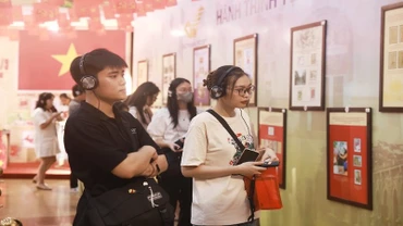Các bạn trẻ tham gia trải nghiệm “Hành trình tự hào - Gửi cả niềm tin”.