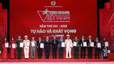 Đại diện của 13 đơn vị tập thể được vinh danh tại chương trình Vinh quang Việt Nam 2025.