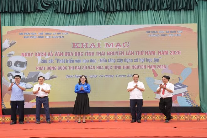 Lãnh đạo Sở Văn hóa, Thể thao và Du lịch, Sở Giáo dục và Đào tạo Thái Nguyên Khai mạc Ngày sách và Văn hóa đọc năm 2026.