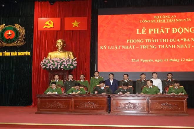 Lãnh đạo công an các đơn vị, địa phương ký giao ước thi đua thực hiện phong trào "Ba nhất".
