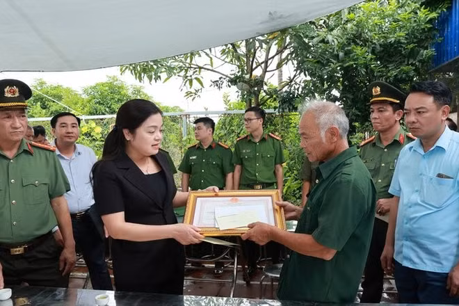 Đồng chí Nguyễn Thị Loan trao Bằng khen của Chủ tịch Ủy ban nhân dân tỉnh Thái Nguyên truy tặng ông Phan Văn Thành cho đại diện gia đình.