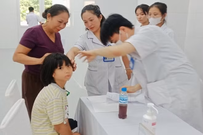 Khám tai-mũi-họng cho trẻ em khuyết tật có hoàn cảnh khó khăn tại chương trình.
