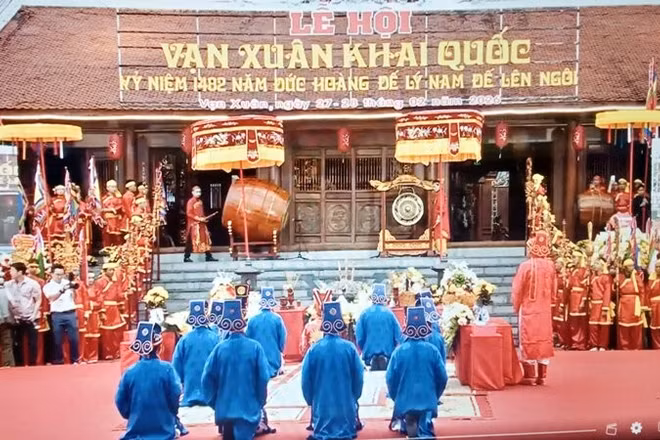 Lễ hội "Vạn Xuân khai quốc" được tổ chức long trọng theo nghi thức truyền thống.