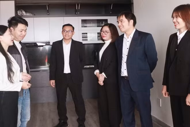 Đại diện chủ đầu tư thăm cư dân mua nhà ở xã hội khu dân cư Đại Thắng.