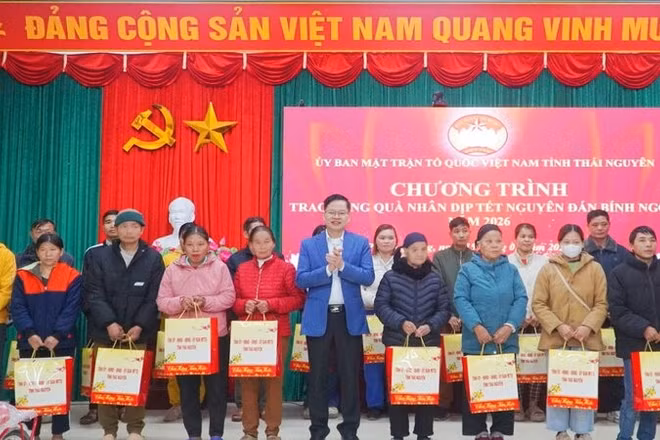 Lãnh đạo tỉnh Thái Nguyên tặng quà Tết Bính Ngọ 2026 cho hộ nghèo ở xã Phong Quang.