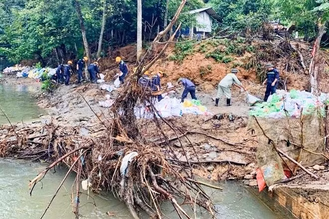Bùn thải tràn ra môi trường sau sự cố sạt lở đập chắn bãi thải quặng đuôi số 1 đã được thu gom, nạo vét, bảo quản.