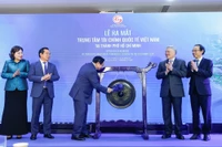 Thủ tướng Phạm Minh Chính đánh cồng khai trương Trung tâm Tài chính Quốc tế Việt Nam tại Thành phố Hồ Chí Minh. (Ảnh: DƯƠNG GIANG/TTXVN)