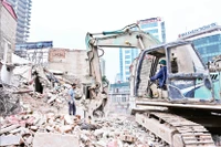 Ba phường Giảng Võ, Láng, Ô Chợ Dừa tập trung cao độ để triển khai chiến dịch giải phóng mặt bằng. (Ảnh BẢO LONG)