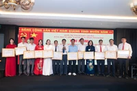 Chi bộ Công ty cổ phần tập đoàn phát triển công nghiệp TTP trao tặng giấy khen cho các đảng viên xuất sắc.