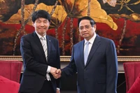 Thủ tướng Chính phủ Phạm Minh Chính và ông Yamamoto Ichita, Thống đốc tỉnh Gunma, Nhật Bản. (Ảnh: TRẦN HẢI)