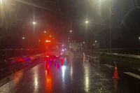 Biển cảnh báo nguy hiểm và phân luồng giao thông được đặt trên cao tốc Vĩnh Hảo-Phan Thiết.