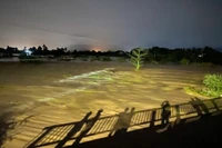 Nước từ hồ chứa tràn xuống đường. (Ảnh: Người dân cung cấp)