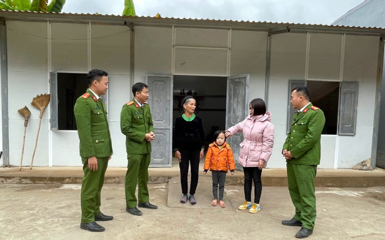 Bà Đặng Thị Hồng, ở xã Yên Lâm, huyện Hàm Yên, tỉnh Tuyên Quang được nhận nhà mới do Công an hỗ trợ.