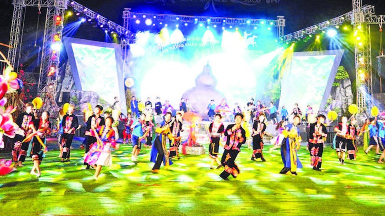 Lễ hội chợ Phong lưu Khâu Vai được tổ chức hằng năm mang đậm bản sắc văn hóa các dân tộc Hà Giang. Lễ hội chợ Phong lưu Khâu Vai được tổ chức hằng năm mang đậm bản sắc văn hóa các dân tộc Hà Giang.