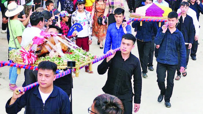 Dâng hương miếu Ông, miếu Bà là nghi lễ chính trong khuôn khổ Lễ hội chợ Phong lưu Khâu Vai. Dâng hương miếu Ông, miếu Bà là nghi lễ chính trong khuôn khổ Lễ hội chợ Phong lưu Khâu Vai.