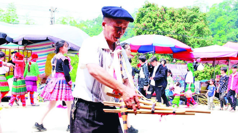 Đến với lễ hội, người dân và du khách được hòa mình vào các trò chơi dân gian, các hoạt động văn hóa. Đến với lễ hội, người dân và du khách được hòa mình vào các trò chơi dân gian, các hoạt động văn hóa.