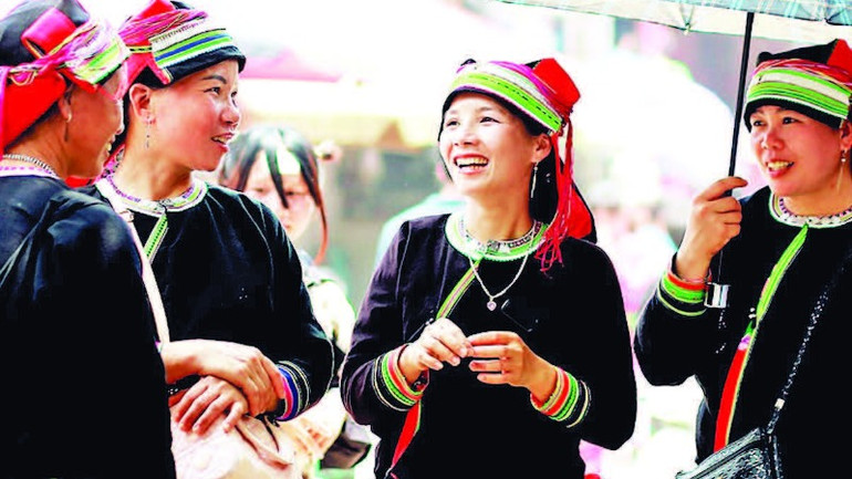 Phiên chợ cũng là nơi người dân các dân tộc trên Cao nguyên đá Đồng Văn gặp gỡ, giao lưu sau những ngày làm việc vất vả. Phiên chợ cũng là nơi người dân các dân tộc trên Cao nguyên đá Đồng Văn gặp gỡ, giao lưu sau những ngày làm việc vất vả.