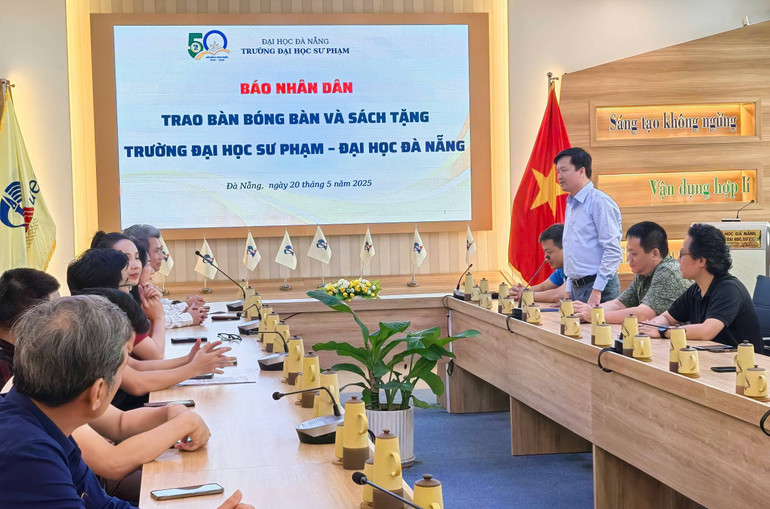 Đồng chí Tạ Quang Dũng, Trưởng Ban Văn hóa-Xã hội Báo Nhân Dân, Trưởng Ban tổ chức Giải, phát biểu tại Trường đại học Sư phạm, Đại học Đà Nẵng.