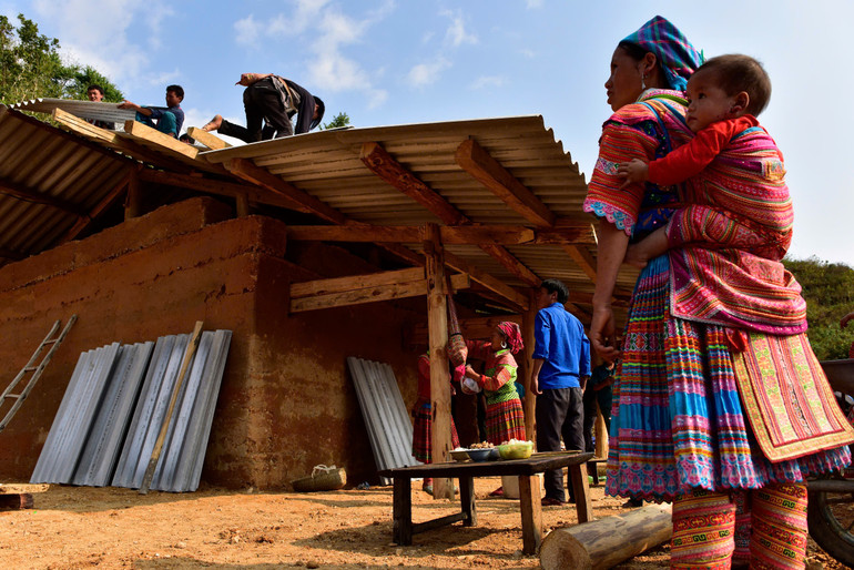 Góp sức làm nhà, cả bản chung tay.
