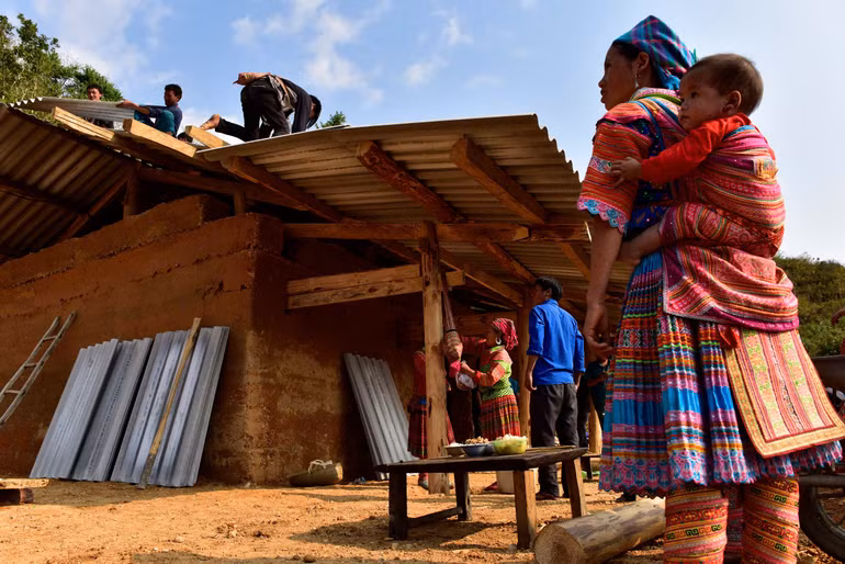 Góp sức làm nhà, cả bản chung tay.