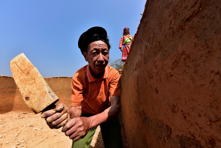 Ông Hùng tỉ mỉ đập mặt tường, bí quyết giữ tường nhà bền đẹp với thời gian.