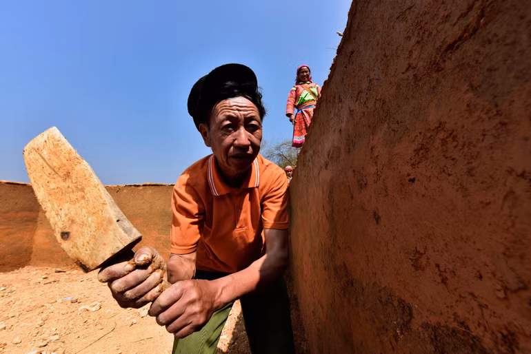 Ông Hùng tỉ mỉ đập mặt tường, bí quyết giữ tường nhà bền đẹp với thời gian.