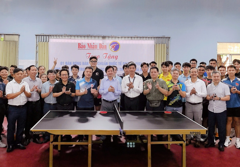 Ban tổ chức giải, nhà tài trợ Mofit, Công ty cổ phần Văn hóa đọc và học Việt Nam, chụp ảnh lưu niệm với ban lãnh đạo và tập thể Trường đại học Thể dục Thể thao Đà Nẵng.