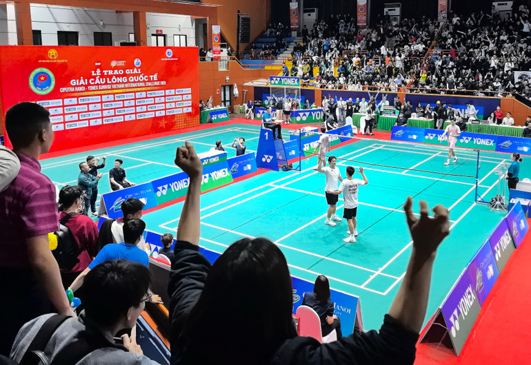 Đông đảo khán giả ngồi kín khán đài cổ vũ cho cặp tay vợt Nguyễn Đình Hoàng, Trần Đình Mạnh.