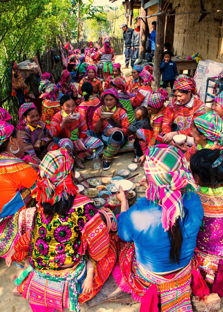 Bữa liên hoan rộn ràng, tri ân những bàn tay đã cùng góp sức dựng nhà, thể hiện tình làng nghĩa xóm gắn bó của người H'Mông.