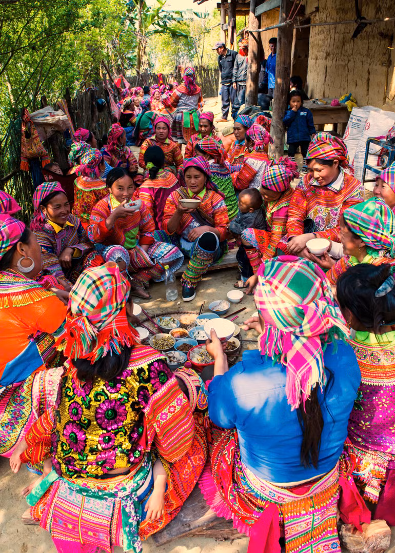 Bữa liên hoan rộn ràng, tri ân những bàn tay đã cùng góp sức dựng nhà, thể hiện tình làng nghĩa xóm gắn bó của người H'Mông.