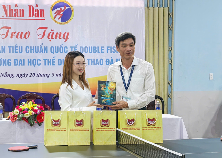 Đại diện Công ty cổ phần Văn hóa đọc và học Việt Nam trao tặng sách cho Trường đại học Thể dục Thể thao Đà Nẵng.