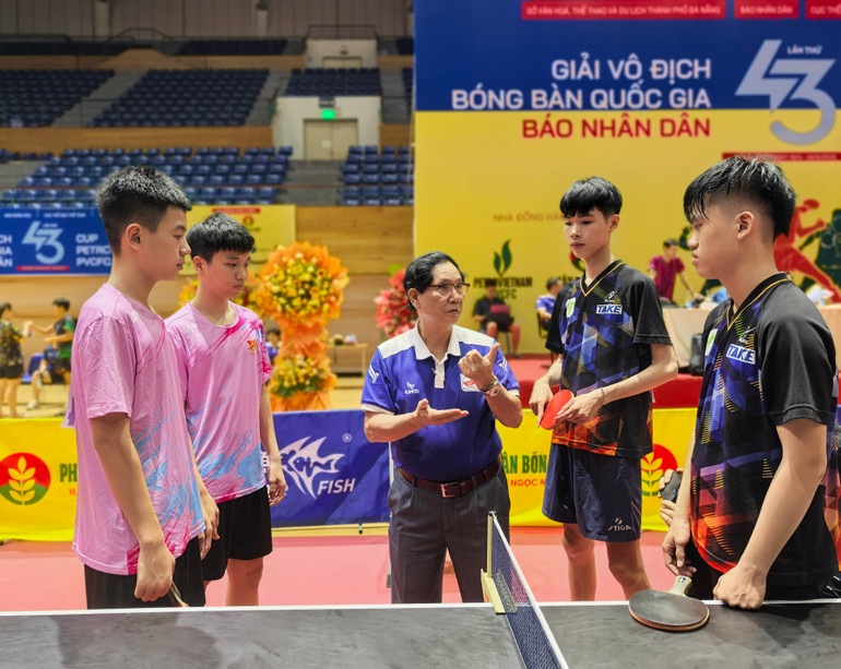 Trọng tài Đặng Hà Dương hướng dẫn vận động viên thực hiện thủ tục trước giờ thi đấu. Sự chỉn chu, công tâm thể hiện từ những chi tiết nhỏ nhất.