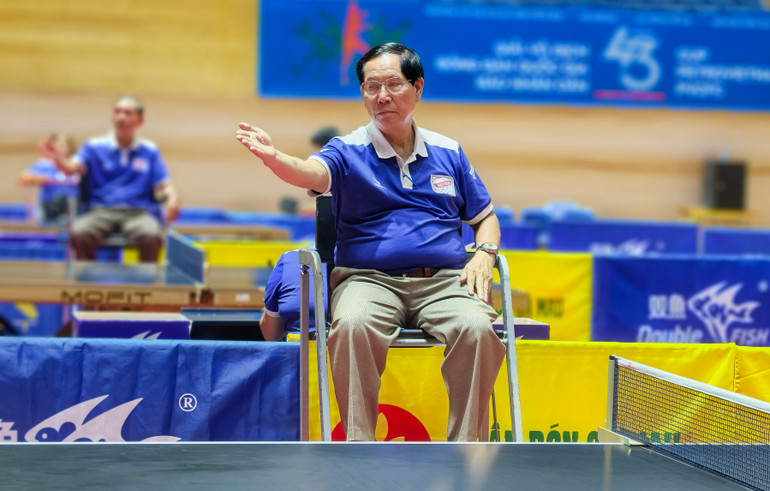Trọng tài Đặng Hà Dương nghiêm túc điều hành các trận đấu tại Giải vô địch bóng bàn quốc gia Báo Nhân Dân lần thứ 43, khẳng định hơn 40 năm cống hiến thầm lặng.
