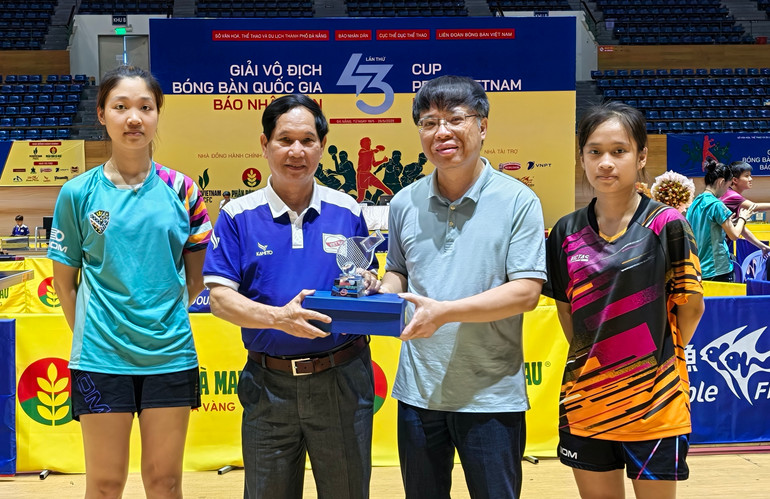 Ban tổ chức Giải vô địch bóng bàn quốc gia Báo Nhân Dân trân trọng trao kỷ niệm chương cho ông Đặng Hà Dương, ghi nhận hành trình 43 năm đồng hành và cống hiến.