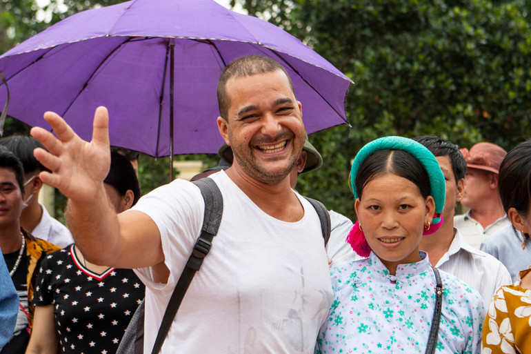 Du khách nước ngoài hào hứng tham gia các hoạt động văn hóa cùng người dân địa phương tại lễ hội.